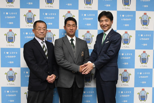 写真:記念撮影の様子