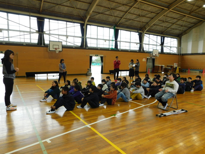 写真：石野枝里子さんの話を聞く様子1