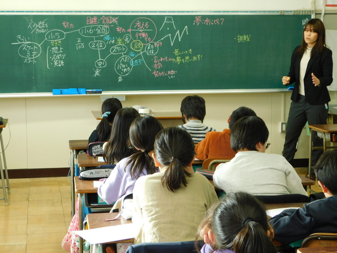 写真：石野枝里子さんの話を聞く様子3