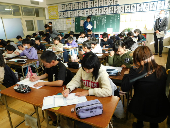 写真：夢シートに記入している様子