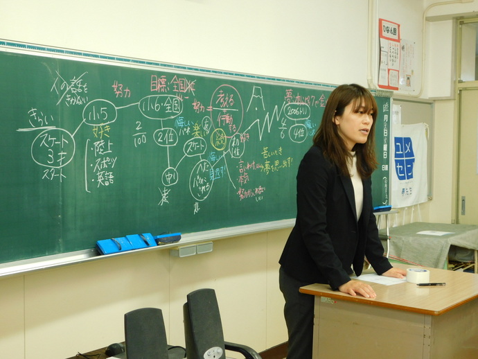 写真：話をする石野枝里子さん
