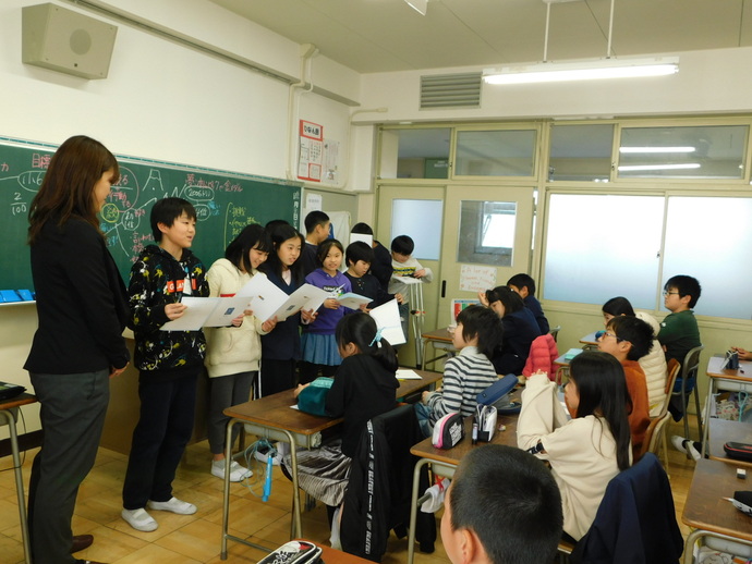 写真：生徒たちが発表している様子