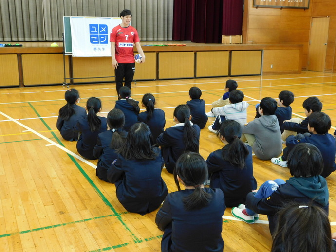 写真：藤本純季さんの話を聞く様子1