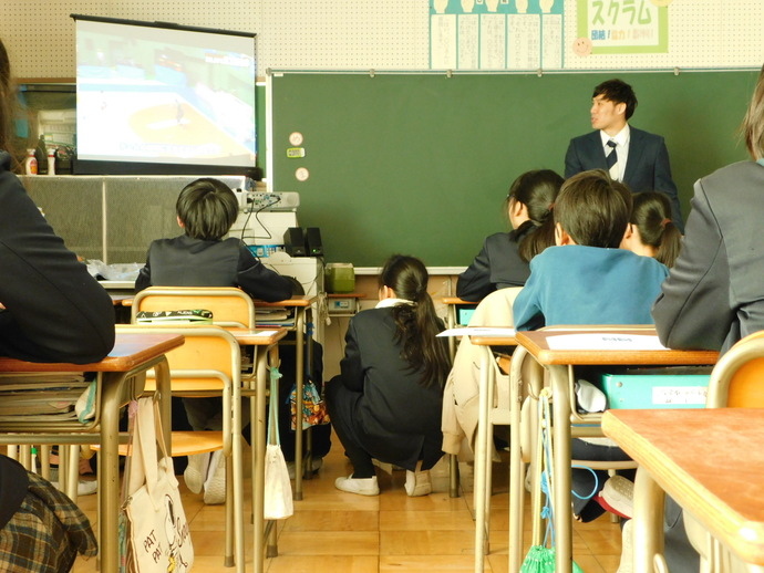 写真：藤本純季さんの話を聞く様子3