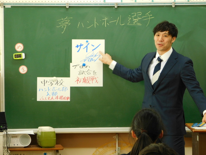 写真：話をする藤本純季さん1