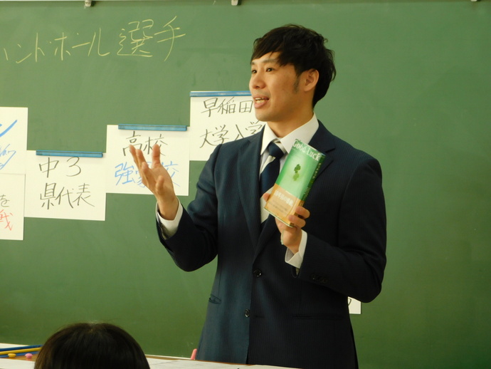 写真：話をする藤本純季さん2