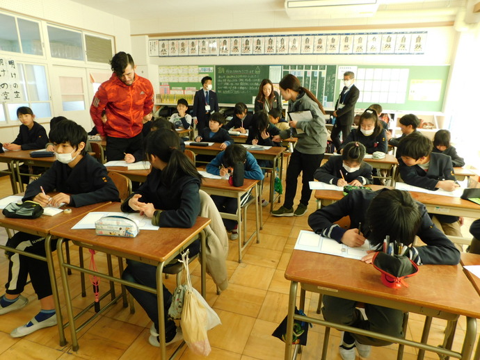 写真：夢シートに記入している様子