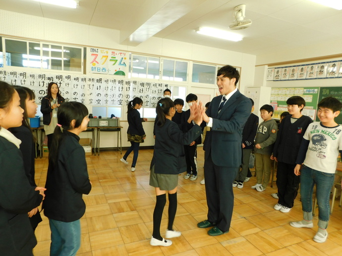 写真：生徒たちとハイタッチしている様子