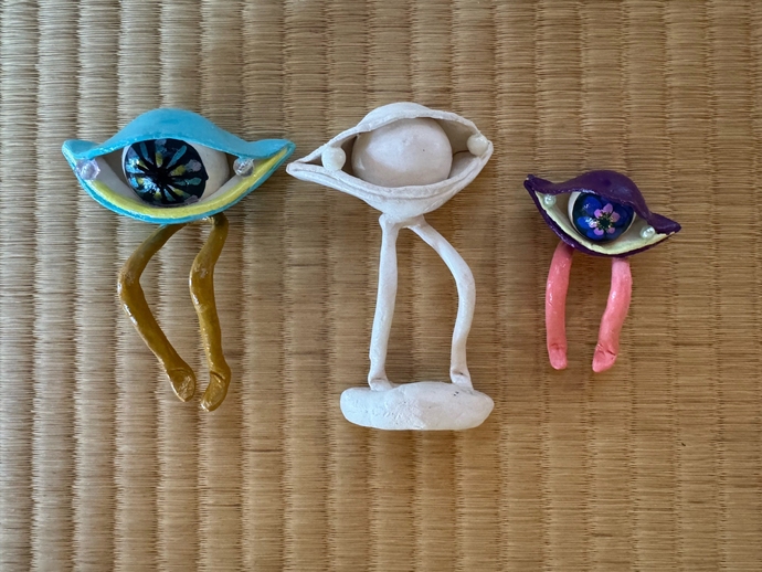 写真：目から細い2本の脚が生えた立体作品3つ