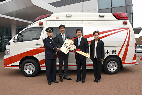 救急車の前で記念撮影する市長の写真