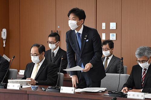 議会運営委員会で発言する市長の写真