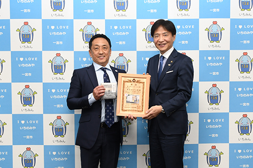 受賞者と記念撮影する市長の写真