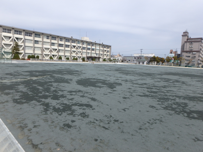 写真：末広小学校のグラウンド全景