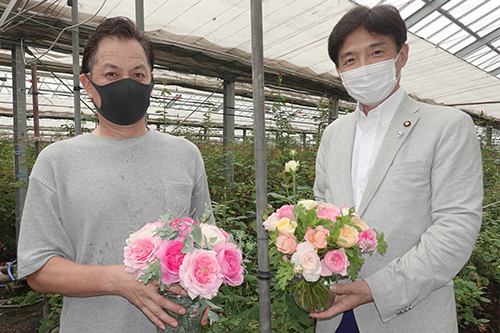 「イングリッシュローズ」生産地の視察の様子の写真