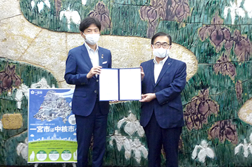 愛知県知事からの中核市の指定の申出に係る同意書の交付の様子の写真