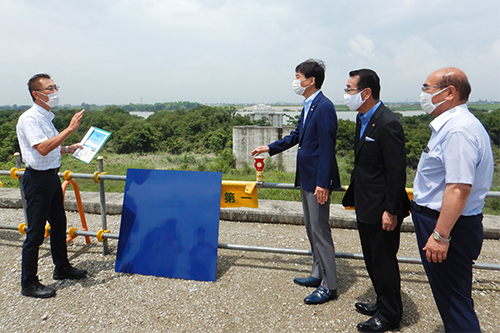 新濃尾大橋架橋促進期成同盟会 現地視察の様子の写真