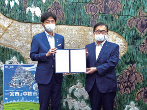 愛知県知事から中核市指定の申出に係る同意書が交付された様子
