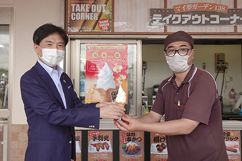 「福来蜜」ソフトクリーム 試食の様子の写真