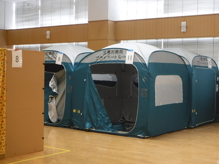 避難者スペース設営訓練の様子