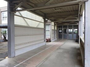 学校の渡り廊下の写真