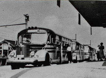写真：バスターミナルとバス