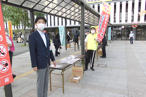 秋の交通安全市民運動　街頭啓発の様子の写真