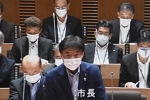 本会議(委員長報告、討論、採決、閉会)の様子の写真