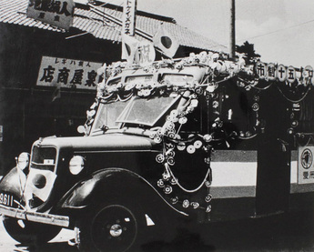 写真:装飾された車