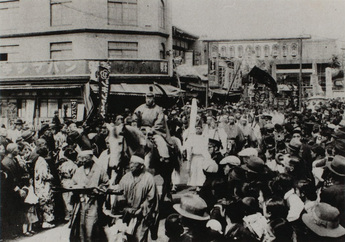 写真:神輿渡御の行列