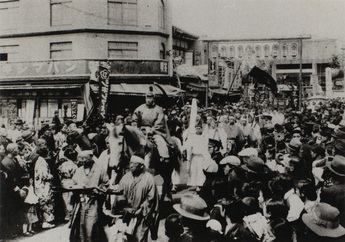 写真：神輿渡御の行列