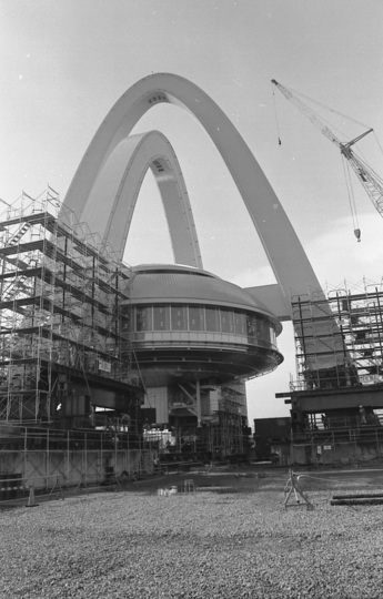 写真:ツインアーチ138建設中の様子
