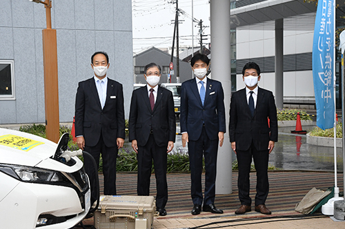 災害時等における電気自動車からの電力供給に関する連携協定の締結の様子の写真