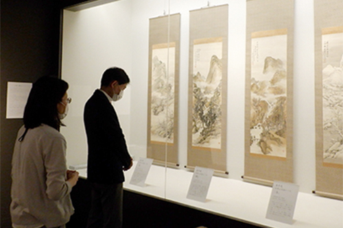 博物館特集展示コーナー「没後80年 森半逸 山水の美」視察の様子の写真