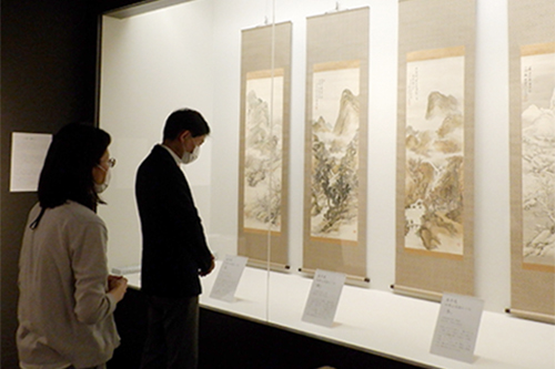 博物館特集展示コーナー「没後80年　森半逸　山水の美」視察の様子の写真