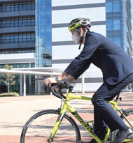 写真：ヘルメットをかぶって自転車通勤