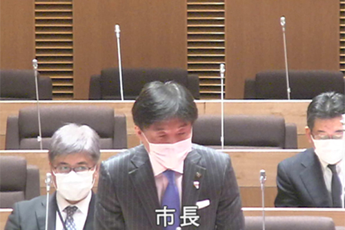 本会議で発言している様子の写真