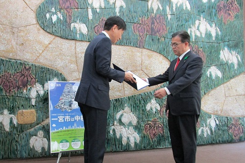 中野市長から大村知事へ申入書を手渡す写真