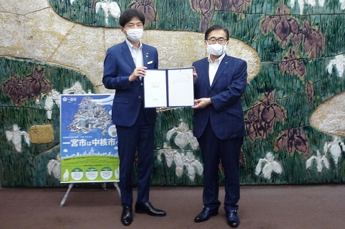 大村知事から中野市長へ同意書を手渡す写真