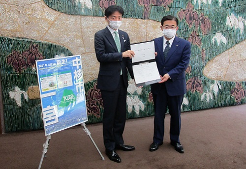 大村知事と中野市長が引継書を取り交わす写真