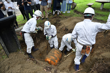 タイムカプセル掘り出し当日の写真