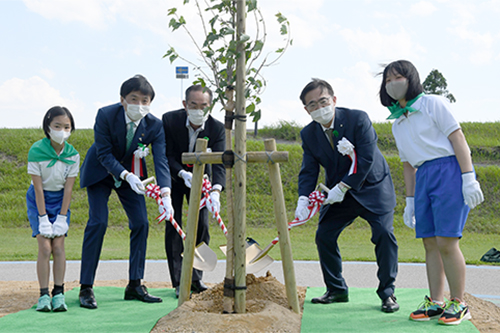 市長らが植樹をしている様子の写真