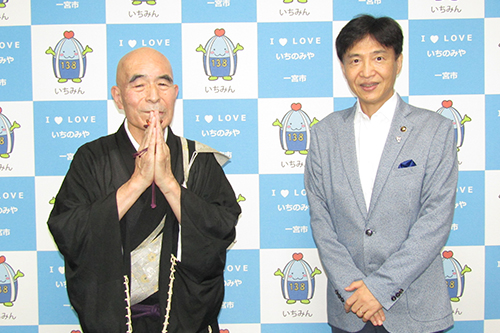 記念撮影の様子の写真