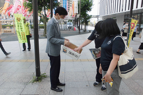 街頭啓発の様子の写真