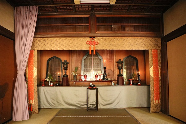 寺院の内部にある祭壇の写真