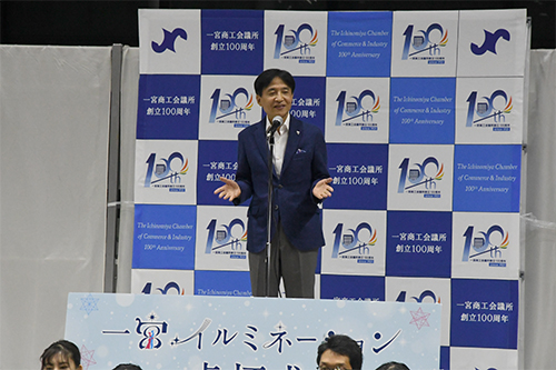 市長があいさつしている様子の写真