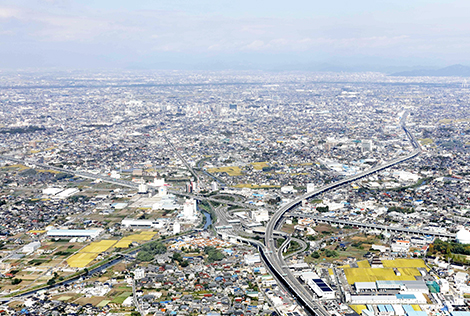 市街地を南東から撮影した航空写真