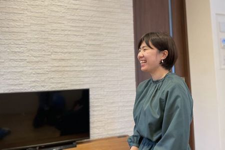 写真：インタビューを受ける渡邉奈津紀さん