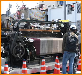 路上に設置した織機の写真