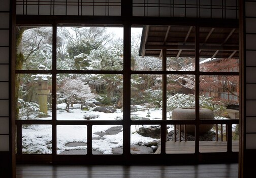 2月の雪の降る庭園の写真2