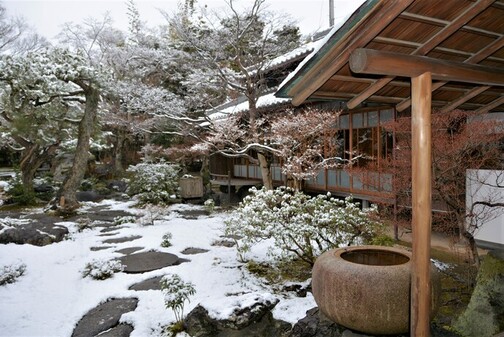 2月の雪の降る庭園の写真1